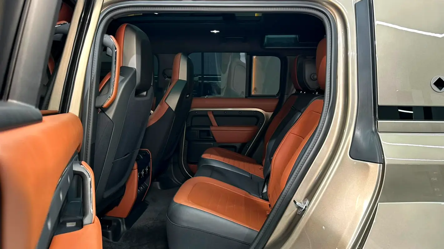 Land Rover Defender 2025
