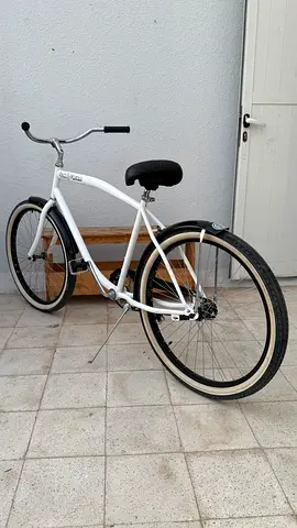 White cruiser bike - single speed, good condition
