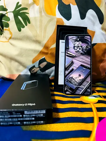 Samsung flip 6 (light blue)