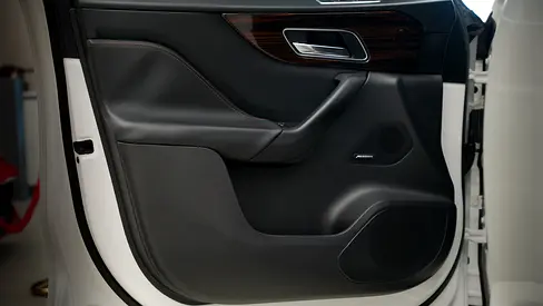 صورة 17 لـ 2019 Jaguar F-PACE