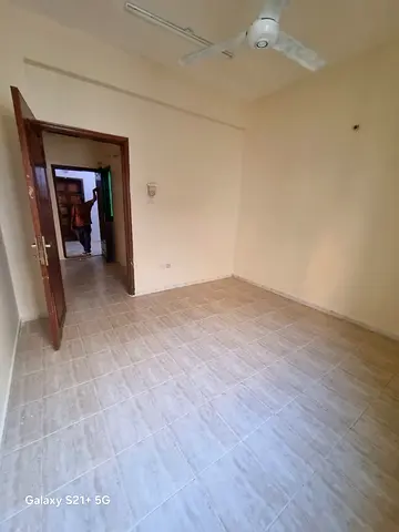 بيت عربي  شعبية الإذاعة، أم القيوين:- ✅ 3 غرف نوم ✅ صالة ✅ 2 حمام ✅ حوش صغير ✅ موقف سيارة 40 الف اربع دفعات  تامين شيك  📍 موقع مميز مناسب للشباب المو