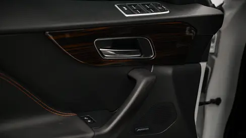 صورة 16 لـ 2019 Jaguar F-PACE