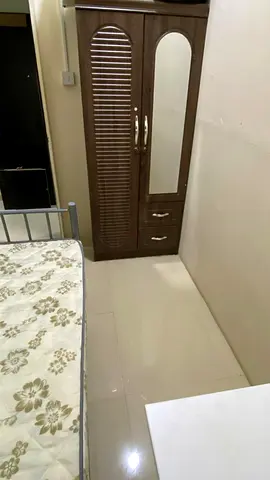 Small room available only for men ( free clean diwa gas wifi)