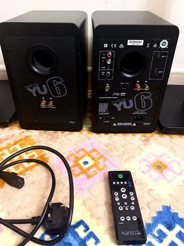 Kanto yu6 powered speaker with 2 stand