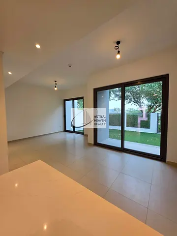 SPACIOUS 3 BED / 5 BATHS + MAID TOWN HOUSE || AMAZING LOCATION
