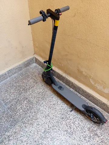 سكوتر شاومي كهربائي Mi Essential بحالة ممتازة مع الكرتون