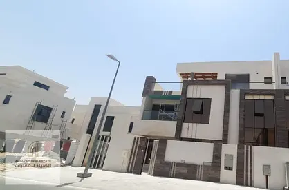 فيلا فاخرة على شارع رئيسي في الحوشي | مصعد خاص | موقع مميز بالقرب من الخدمات والجسر | تصميم عصري وتشطيبات راقية | مثالية للسكن والاستثمار