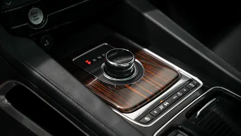 صورة 11 لـ 2019 Jaguar F-PACE