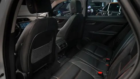 صورة 12 لـ 2019 Jaguar F-PACE