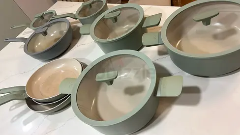 9 pieces set non-stick cookware set (pots and pans) with glass lids - gently used