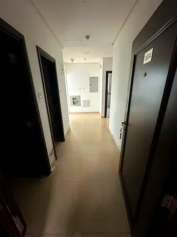 📍غرفتين ماستر وصالة للإيجار السنوي – التعاون  📍 مخرج دبي مباشر  🏡 غرفتين ماستر وصالة  🌅 بلكونة  🪟 شبابيك مزدوجة  📦 غرفة تخزين  🧺 غرفة غسيل  🚗