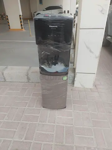 Bottom load water dispenser