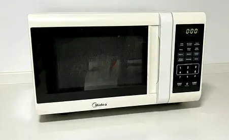Midea White Countertop Microwave Oven