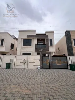 Second-hand villa with 5 master bedrooms and 7 bathrooms, directly on the Dubai exit, with a majlis,