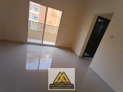 شقة جديدة أول ساكن غرفة وصالة مع بلكونة (2 حمام) للإيجار في الروضة 1، عجمان – الصيانة مجانية