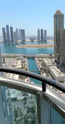 شقة ثلاث غرف وصالة مجددة بالكامل إطلالة بحرية | مساحة 2400 قدم وفرش فندقي وموقف مجاني