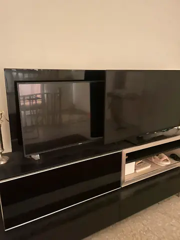 4 working flat screen TV’s