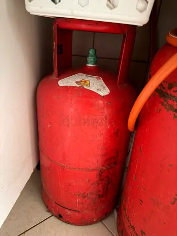 Gas Cylinder with regulator pipe and stove