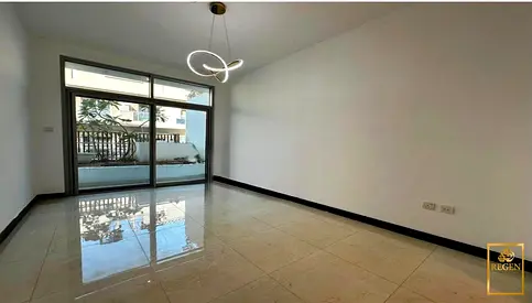 شقة فسيحة من 3 غرف نوم | تراسات متعددة | إطلالات على المسبح والمدينة
