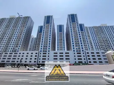شقة مفروشة بالكامل للإيجار السنوي في أبراج السيتي تاور مع موقف سيارة خاص