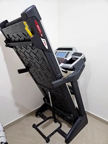 Sole F85 Heavy-Duty Treadmill – Great Condition (Very Low Mileage: 630 KM)