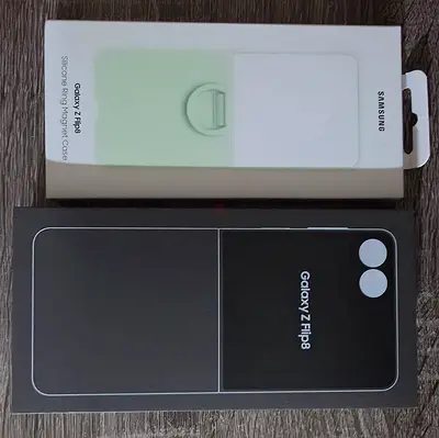 Samsung Galaxy Z Flip8 - Sealed Box