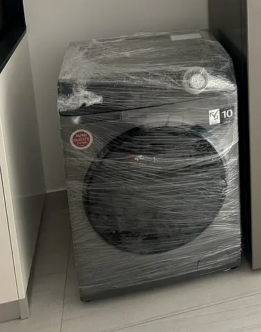 Hitachi Front-load washing machine 8Kg, Bought last October. Perfectly fine inside out. + Steam wash