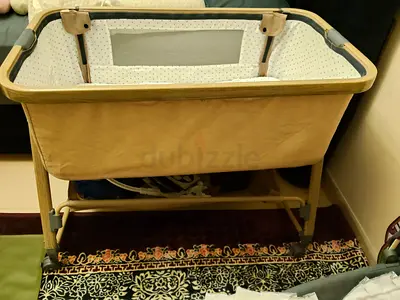 Baby Bassinet with Wheels and Mesh Window Baby Crib