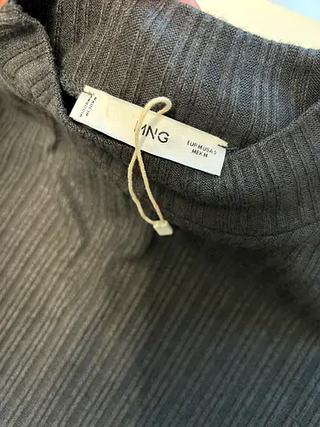 Lightweight ribbed knit sweater (size M)