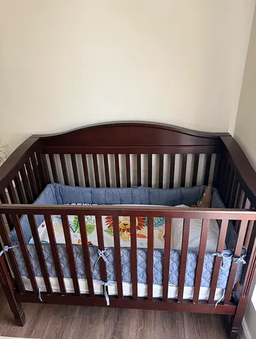 Baby crib Pottery Barn without a mattress