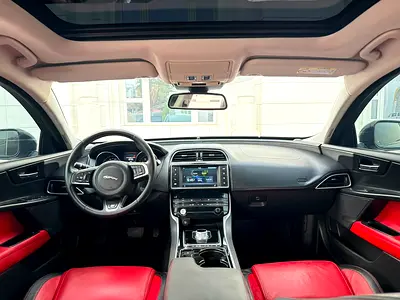 صورة 14 لـ 2016 Jaguar XE