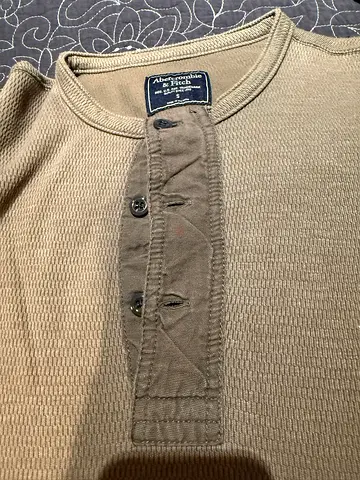 Abercrombie top men. Small