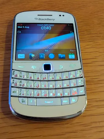 White BlackBerry Q10 with Arabic keyboard — good working condition