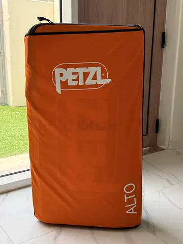 PETZL ALTO Crash Pad- Excellent Condition - AED 800