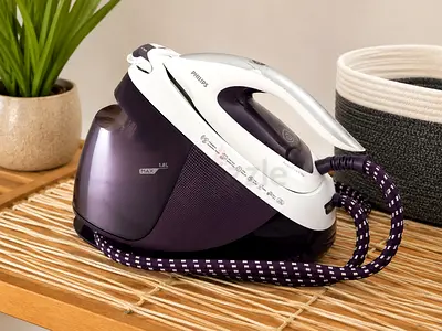 Philips Steam Iron with Base Station - Good Working Condition slight cracks on iron