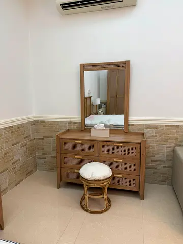 Table with mirror