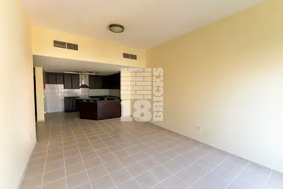 2 Bed + Store | Near Metro | Multiple Cheques