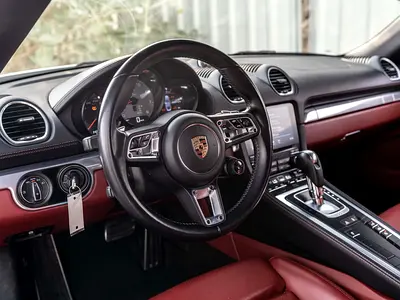 صورة 8 لـ 2017 Porsche 718
