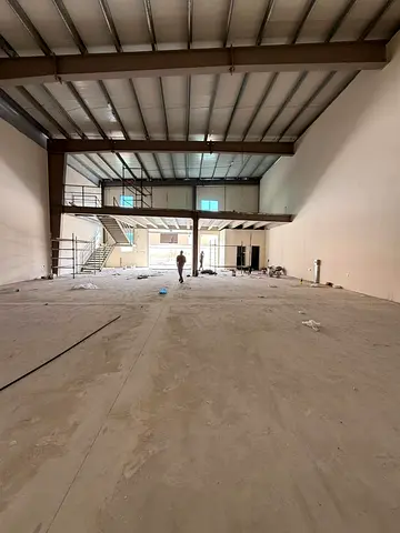 10,200 sqft warehouse | 7,600 sqft ground floor + 2,600 sqft mezzanine | 135 kW power | Ready to move in | AED 410,000 yearly