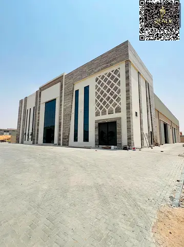 مستودع جديد مع سكن عمال للإيجار في أم القيوين | 29,000 قدم مربع | كهرباء 50 كيلووات | موقع مميز