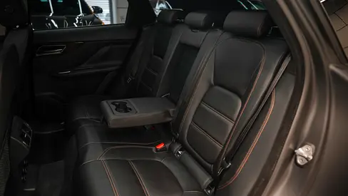 صورة 14 لـ 2019 Jaguar F-PACE
