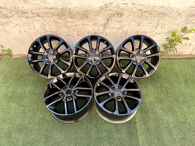 5x Original Jeep Grand Cherokee 18” Black wheels