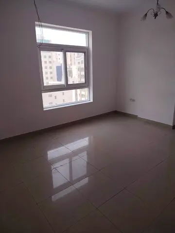 شقة غرفتين وصالة للإيجار في االمجر – موقع مميز، مساحات واسعة، تصميم عصري، إضاءة طبيعية، مناسبة للعائلات، قريبة من المدارس والأسواق ووسائل المواصلات، ج