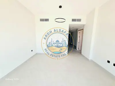 شقة جديدة واسعة مكونة من غرفة نوم واحدة وصالة مع شهر مجاني