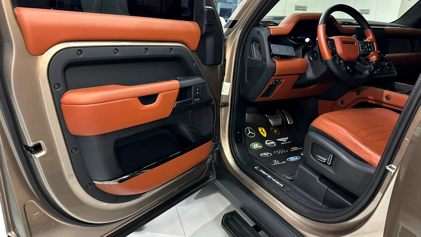 Land Rover Defender 2025