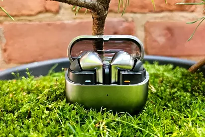 Samsung galaxy buds3 pro Wireless Earbuds with Charging Case – Good Condition with box