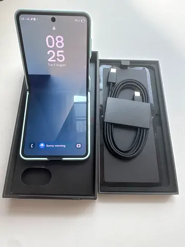 Samsung Flip 7 smartphone 512GB storage Minimal used, almost New with original Packing
