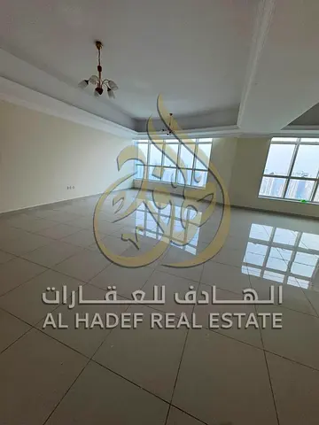 شقة فاخرة 4 غرف وصالة للإيجار في الشارقة اطلالة بحرية كاملة غرفة خادمة تكييف مجاني جيم مسبح 2 باركن مجاني موقع مميز قريب من الكورنيش مساحات واسعة مناس