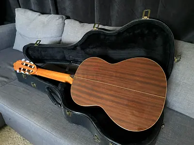 Classical Nylon-String Guitar with Hard Case - beautiful balanced sound - Perfect Condition