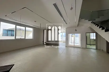 اول سـاكــن | 5 غـرف نـوم مـاسـتـر + غـرفـه خـادمـة | سـنـجـل رو | حـوش واسـع |